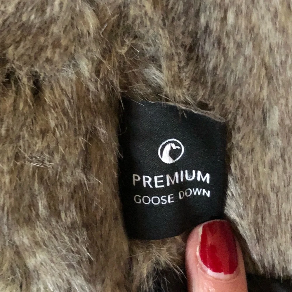 Aritzia-Babaton
Oskar Parka - Picture 7 of 16